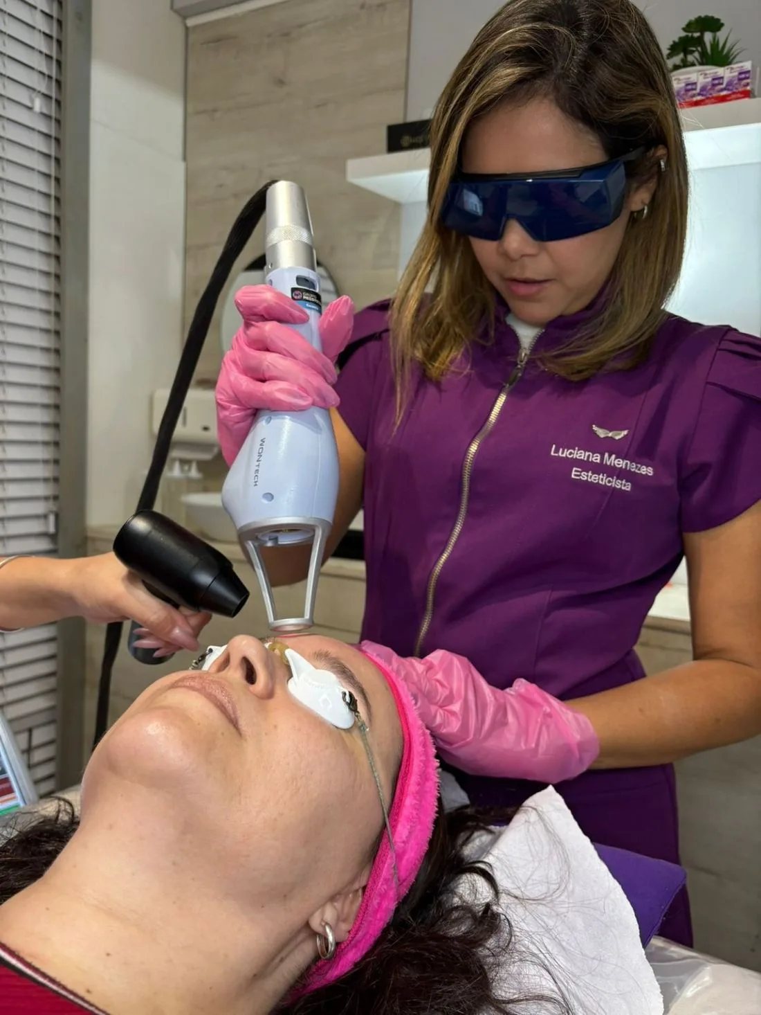 Tratamento facial com tecnologia aplicada